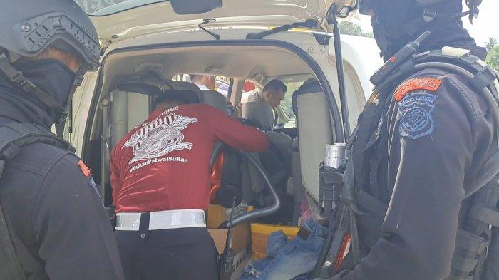 Petugas saat memeriksa Honda Freed yang menabrak mobil lain tanpa sebab dan kemudian terlibat cekcok di Exit Tol Parungkuda Tol Bocimi, Sabtu (13/4/2024).