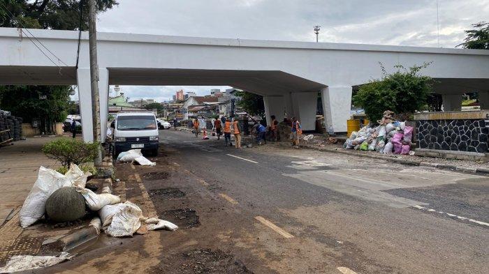 Kondisi galian kabel di jalan Viaduct, Kota Bandung setelah dihentikan sementara, Minggu 15 Desember 2024.