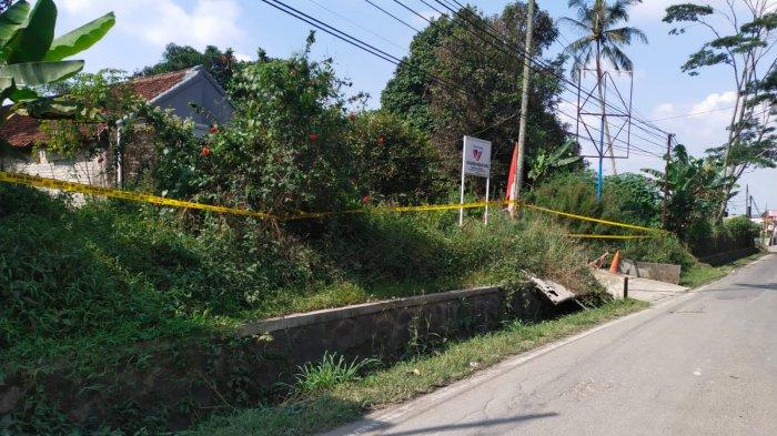 Garis Polisi di Rumah TKP Perampasan Nyawa Ibu dan Anak di Jalancagak Subang, diganti dengan yang baru oleh jajaran Kepolisian Polres Subang.