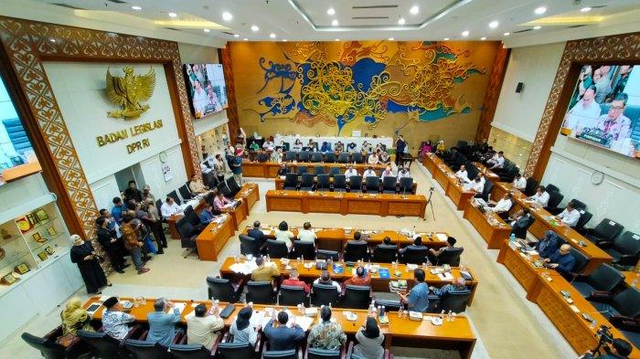 Menteri Hukum dan HAM (Menkumham) Supratman Andi Agtas menghadiri rapat perdananya di Ruang Badan Legislasi (Baleg) DPR, pada Rabu (21/8/2024).