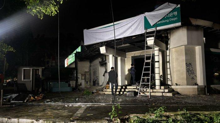 Suasana Hana Bank setelah dilakukan pemadaman oleh Diskar PB Kota Bandung, Sabtu (22/3/2025) sekitar pukul 03:30 WIB.