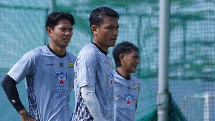 LATIHAN PERSIB - Setelah tiga bulan penuh berjuang melalui masa pemulihan cedera, gelandang andalan Persib, Dedi Kusnandar, akhirnya kembali bergabung dalam sesi latihan bersama timnya.