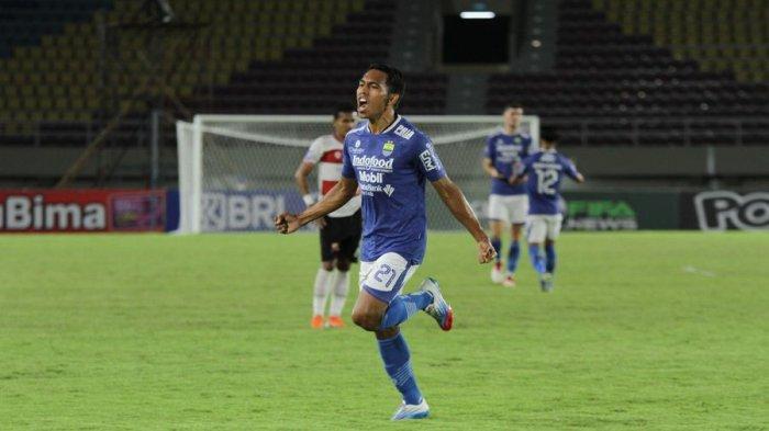 Gelandang Persib Bandung Frets Butuan merayakan golnya ke gawang Madura United pertandingan pekan ke-15 di Stadion Manahan, Solo, Sabtu (4/12/2021).