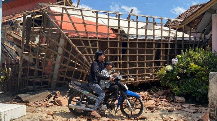 Warga melintas di sisi rumah yang ambruk akibat gempa bumi di Kertasari, Kabupaten Bandung, Jawa Barat, Rabu (18/9/2024).