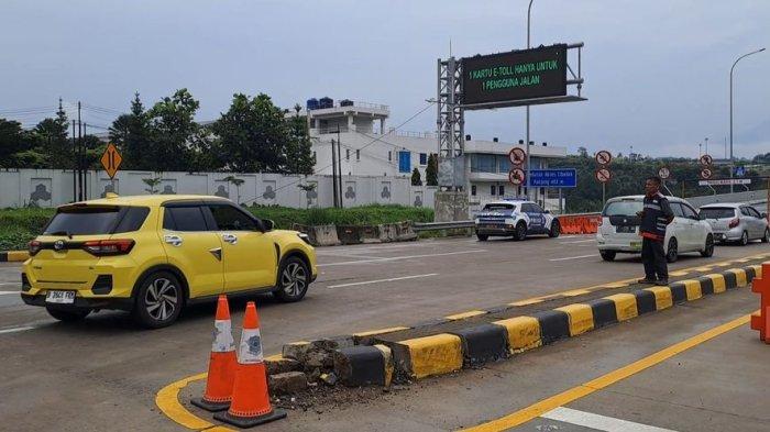 Situasi arus balik pemudik dan wisatawan menuju Jakarta, ratusan kendaraan golongan I masuk via tol Bocimi, Parungkuda, Kabupaten Sukabumi, Jumat (12/4/2024).
