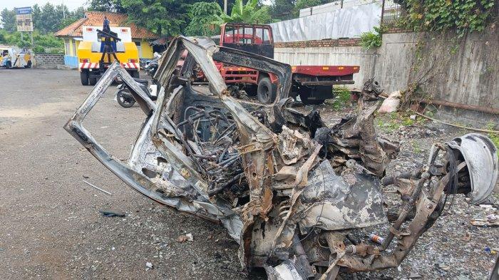 Kondisi mobil Gran Max yang terlibat kecelakaan maut di Tol Jakarta-Cikampek KM 58, Senin (8/4/2024). Kecelakaan itu menewaskan 12 orang.