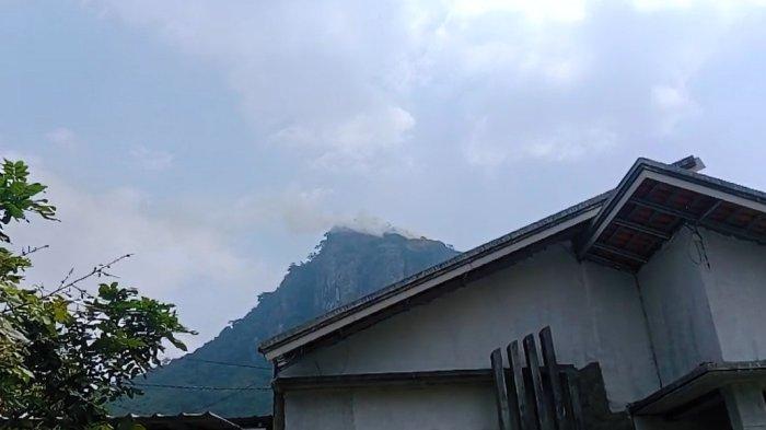 Asap kebakaran di Gunung Bongkok terlihat dari Desa Sukamulya, Kecamatan Tegalwaru, Kabupaten Purwakarta, Jawa Barat pada Selasa (22/8/2023). Kebakaran diketahui sekitar pukul 12.30 WIB.