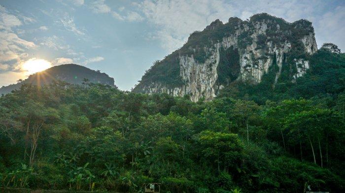 Pemandangan indah di Gunung Hawu, KBB.