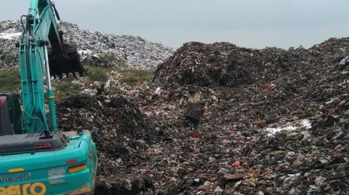 Gunungan sampah di Tempat Pembuangan Sampah (TPA) Jalupang, Kelurahan Wancimekar, Kecamatan Kotabaru, Karawang, sudah melebihi kapasitas atau overload.