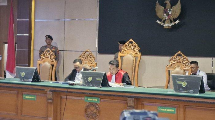 Majelis Hakim Pengadilan Negeri Bandung akhirnya mengabulkan permohonan gugatan sidang praperadilan oleh tim kuasa hukum Pegi Setiawan, Senin (8/7/2024). Hakim memutuskan segera menghentikan penyidikan oleh Direktorat Reserse Kriminal Umum (Direskrimum) Polda Jawa Barat terhadap Pegi.