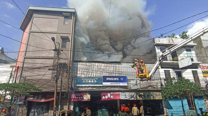 Sebuah toko elektronik di Jalan Banceuy, Kota Bandung hangus terbakar, Selasa (21/11/2023) pagi.