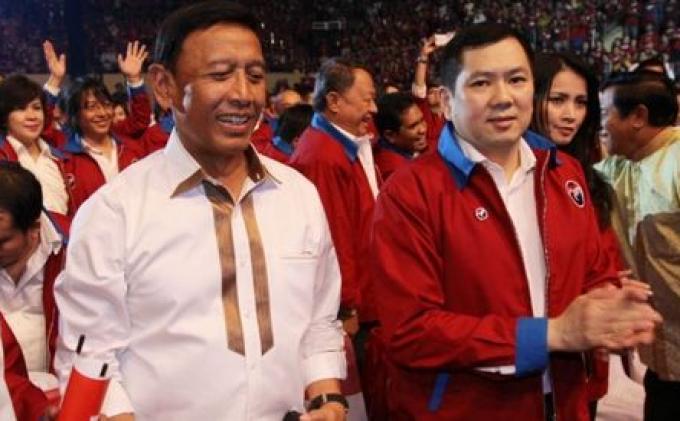 Ketua Umum Partai Hanura, Wiranto (kiri) didampingi deklarator Ormas Persatuan Indonesia (Perindo) yang juga Ketua Dewan Pembina Partai Hanura Hary Tanoesoedibjo, saat deklarasi Perindo di Istora Senayan Jakarta Pusat, Minggu (24/2/2013)