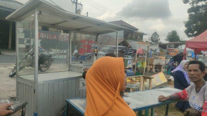 Ipah, pedagang di Lapangan Taruna Cijulang Kecamatan Cijulang Kabupaten Pangandaran, Sabtu (4/11/2023) sekitar pukul 13.30 WIB. Dagangan Ipah porak poranda setelah satu helikopter mendarat di lapangan.