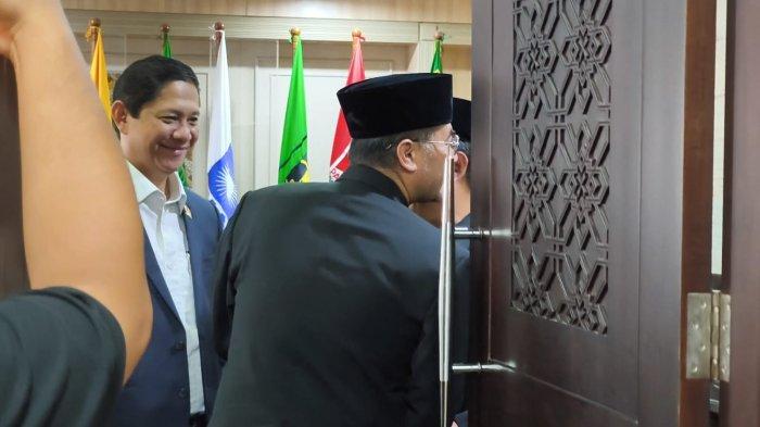 CIPIKA CIPIKI - Wakil Gubernur Jabar, Erwan Setiawan bersalaman dengan Sekretaris Daerah, Herman Suryatman di Gedung DPRD Jabar, Selasa (1/7/2025) di tengah perseteruan keduanya.