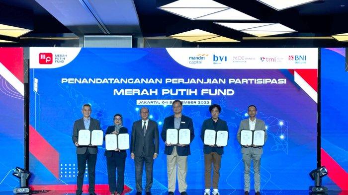 CEO BNI Ventures Eddi Danusaputro, CEO TMI Mia Melinda, CEO MDI Ventures Donald Wihardja, CEO BRI Ventures Nicko Widjaja, dan CEO Mandiri Capital Indonesia Dennis Pratistha saat acara press conference penandatanganan perjanjian partisipasi Merah Putih Fund (MPF), Senin (4/9) di Jakarta.
