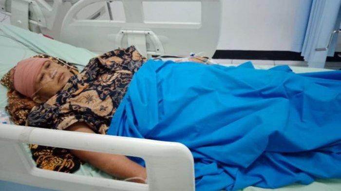 BACOK IBU - Ibu yang disabet oleh putranya saat dirawat di RSUD Bayu Asih Purwakarta, Sabtu 3 Mei 2025. Ibu bernama Baniyah ini dibacok anaknya, padahal permintaan untuk dibelikan hape sudah dipenuhi.