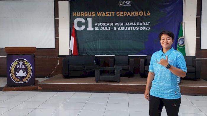 Iis Ismiati, perempuan wasit sepak bola pertama asal Majalengka yang mengantongi lisensi C1 saat mengikuti kursus wasit sepak bola C1 di Asprov PSSI Jabar, Selasa (1/8/2023). Foto ISTIMEWA DOK. PRIBADI