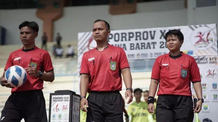 Iis Sumiati (kanan), perempuan wasit sepak bola pertama asal Majalengka yang meraih lisensi C1 saat menjadi wasit dalam Poprov Jabar 2022 beberapa waktu lalu. Foto ISTIMEWA DOK. PRIBADI