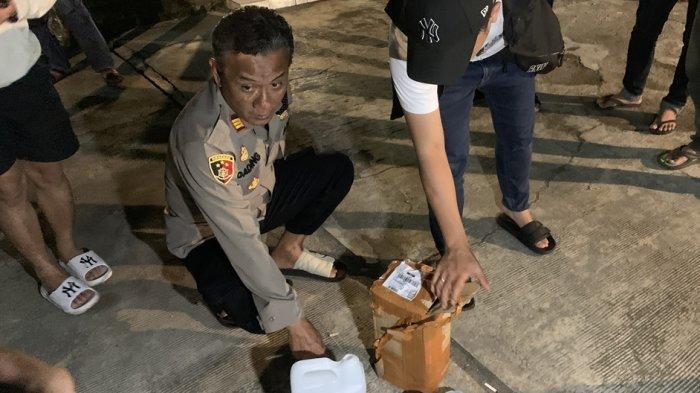 ALKOHOL MURNI - Barang bukti jerigen bekas berisikan alkohol murni 96 persen yang dikonsumsi sejumlah warga di Kecamatan Mande, Cianjur, Sabtu (8/2/2025). Hingga Minggu, jumlah korban tewas menjadi 8 orang sementara 4 orang lainnya masih dirawat.
