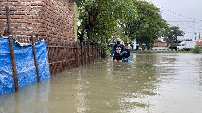 BANJIR ROB - Dampak gelombang tinggi, banjir rob menerjang wilayah pantai Desa Eretan Kulon, Kecamatan Kandanghaur, Indramayu, Rabu (29/1/2025).