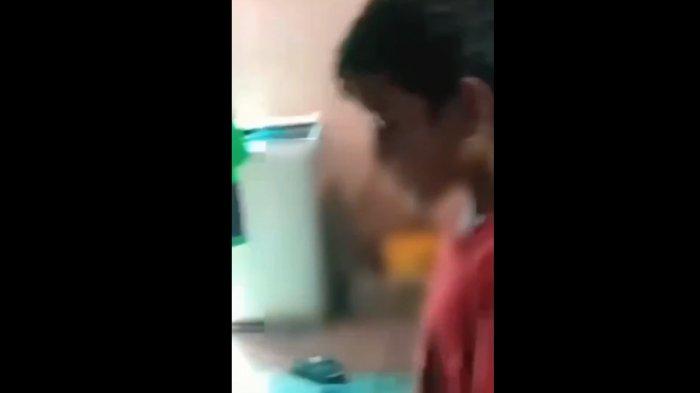 Potongan video pelaku aksi kekerasan bocah 8 tahun karena rebutan main PS di Kebon Jeruk, Jakarta, Minggu (24/9/2023).