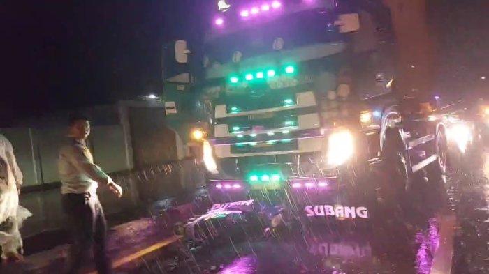 LUBANG JALAN - Motor yang dilindas truk di Jalan Pantura Arjawinangun, Kabupaten Cirebon, pada Rabu (12/3/2025) sekira pukul 21.00 WIB. Pemotor menabrak lubang jalan lalu oleng.