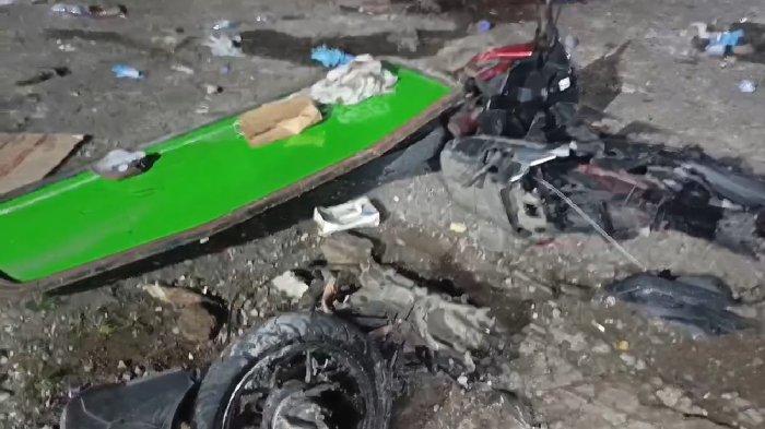 Penampakan motor yang terbelah dalam kecelakaan maut bus Putera Fajar di Ciater, Subang, Jawa Barat, Sabtu (11/5/2024) malam. Setidaknya 11 orang tewas dalam kecelakaan maut ini, 1 di antaranya pengendara motor.