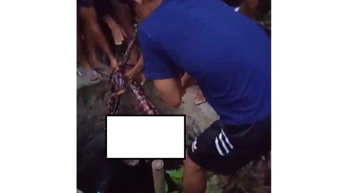 Warga saat mengevakuasi mayat kakek berusia 70 tahun yang ditemukan di dalam sumur masjid di Desa Bumisari, Kecamatan Cikidang, Kabupaten Sukabumi, Senin (7/4/2025) lalu.