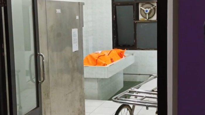MEMBUSUK DI KOS - Jenazah perempuan yang ditemukan membusuk di sebuah kosan di Lingkungan Pabuaran, RT 01/22, Kelurahan/Kecamatan Ciamis, Kabupaten Ciamis. Mayat itu ditemukan dalam keadaan bersimbah darah, terbungkus selimut dengan tubuh terlilit lakban dari kepala hingga kaki, Kamis (17/4/2025) malam.