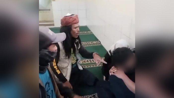 Dua orang pelajar kepergok diduga melakukan perbuatan mesum di salah satu masjid di Kecamatan Pasirwangi, Kabupaten Garut, Jawa Barat, Selasa (29/4/2025).