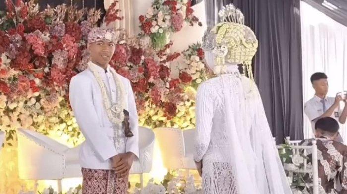 Potongan video lama yang memperlihatkan siswa SMAN 1 Lumbung, Kabupaten Ciamis, menjalani simulasi prosesi pernikahan adat pada 2021. Video ini kembali viral di media sosial dan menuai pro kontra.