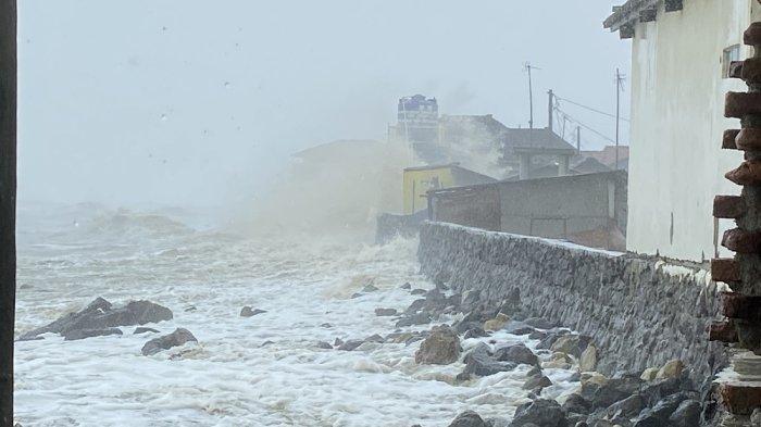 GELOMBANG TINGGI - Gelombang setinggi 4 meter terjang wilayah pantai Desa Eretan Kulon, Kecamatan Kandanghaur, Indramayu, Rabu (29/1/2025).