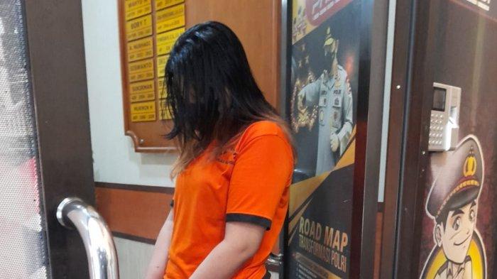 KEKASIH KORBAN - Perempuan yang diduga membunuh pria yang mayatnya dibawa ke RSUD Majalengka di bagasi mobil, Minggu 4 Mei 2025 dini hari.