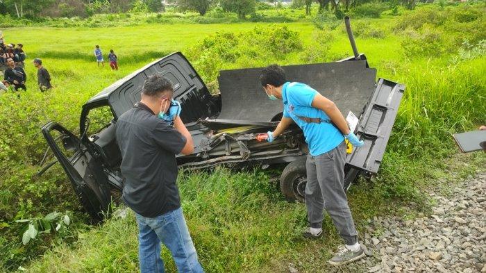 Truk pikap yang tertabrak KA Argo Anggrek di perlintasan kereta api tanpa palang pintu di Desa Bandengan, Kecamatan Mundu, Kabupaten Cirebon, pada Jumat (6/12/2024) sekitar pukul 14.45 WIB. 2 orang tewas dalam musibah ini.