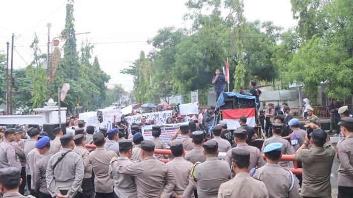 AMANKAN DEMO - Polres Indramayu saat mengamankan aksi unjuk rasa masyarakat Desa Majakerta di Pendopo Indramayu, Kamis (19/6/2025)