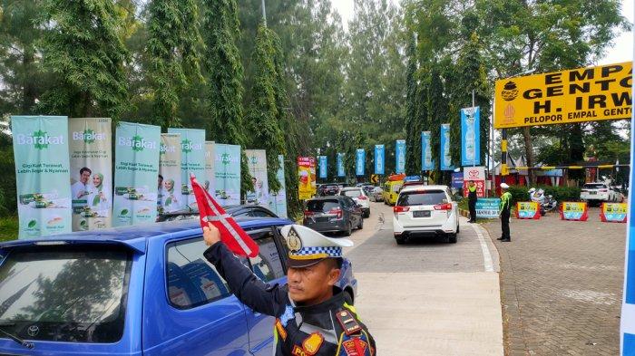Situasi di rest area KM 207 Tol Palimanan-Kanci (Palikanci) Cirebon mulai dipadati kendaraan, Jumat (5/4/2024).