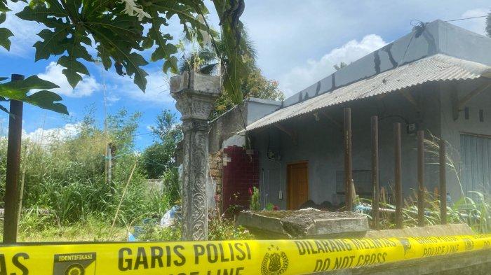 LOKASI PEMBUNUHAN - Rumah tempat aksi pembunuhan yang dilakukan adik pada kakaknya di Kampung Ciparay Sayangkaak, Rt.04, Rw.01, Desa Cikahuripan, Kecamatan Kadudampit, Kabupaten Sukabumi, Sabtu 22 Februari 2025.