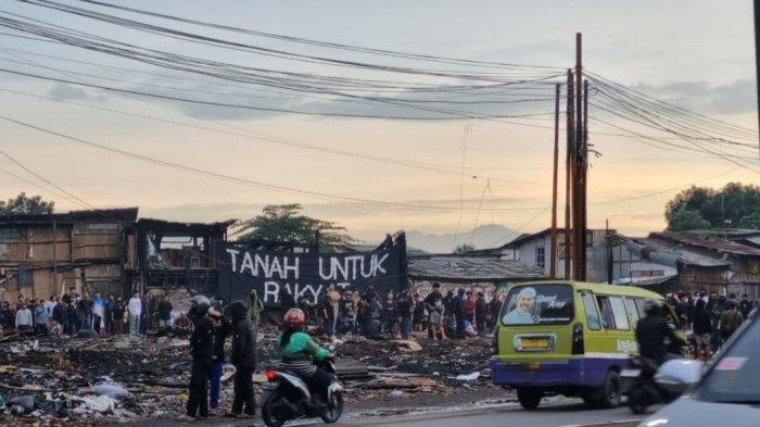 LAHAN SENGKETA - Lahan Sukahaji bekas terjadi kebakaran di wilayah Babakan Ciparay, Kota Bandung yang tengah ramai diduga adanya sengketa, Kamis 24 April 2025.