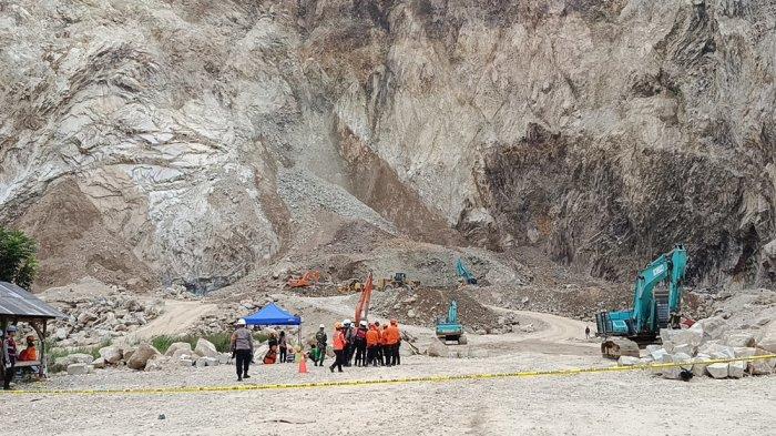 Evakuasi jenazah Nalo Sanjaya, korban longsornya tebing tambang galian C di kawasan tambang Gunung Kuda, Desa Cipanas, Kecamatan Dukupuntang, Kabupaten Cirebon, Minggu (1/6/2025).