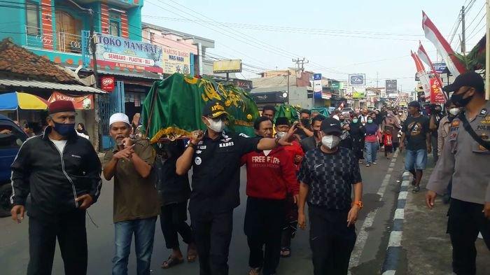 Iring-iringan masyarakat mengantar jenazah Tuti (55) dan Amalia (23) yang jadi korban pembunuhan di Dusun Ciseuti, Desa Jalan Cagak, Kecamatan Jalan Cagak, Kabupaten Subang, Jawa Barat, Kamis (19/8/2021).