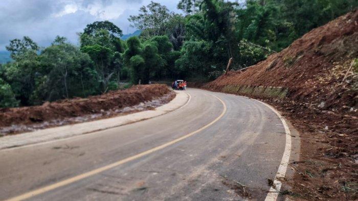 Kondisi terkini ruas jalan nasional Majalengka - Kuningan yang sempat tertutup longsor di Kecamatan Cikijing, Kabupaten Majalengka, Selasa (12/3/2024).