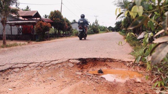 Seorang bayi berusia 5 bulan meninggal dunia dalam perjalanan usai dirujuk ke Rumah Sakit Umum Daerah (RSUD) Agoesdjam Ketapang, Kalimantan Barat (Kalbar). Mobil yang membawa anak kandung Mirna dan Dayat asal Desa Sungai Tengar, Kecamatan Kendawangan, Ketapang, tak bisa melaju kencang karena kondisi jalan rusak parah.
