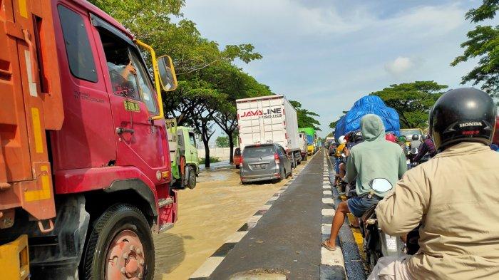 Jalur Pantura di Kecamatan Pangenan, Kabupaten Cirebon terendam banjir, Rabu (6/3/2024)./ Hal itu membuat arus kendaraan dari dua arah nyaris lumpuh.