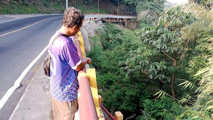 Seorang warga menunjukkan lokasi diduga jambret nekat melemparkan dirinya ke jurang Cadas Pangeran, Selasa (6/8/2024)