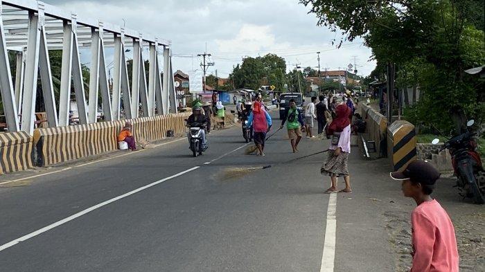 Penyapu koin mulai menjamur di Jembatan Sewo perbatasan Subang-Indramayu di Jalur Pantura, Senin (24/3/2025).