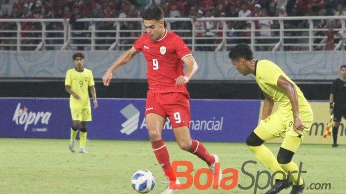 Pemain timnas U-19 Indonesia, Jens Raven, sedang menguasai bola pada pertandingan melawan timnas U-19 Malaysia di Stadion Gelora Bung Tomo, Surabaya, Sabtu (27/7/2024).