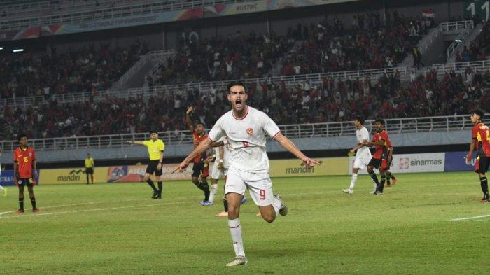 Selebrasi pemain Timnas Indonesia U-19 Jens Raven setelah mencetak gol ke gawang Timor Leste di partai Grup A Piala AFF U-19 2024 di Stadion Gelora Bung Tomo, Selasa (23/7/2024).