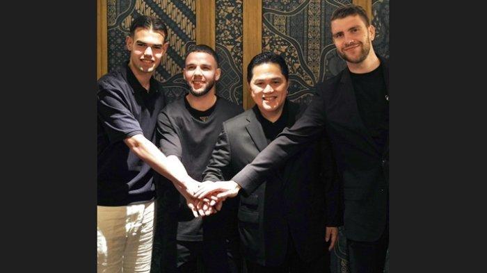 Ketua Umum PSSI, Erick Thohir berfoto dengan Maarten Paes, Calvin Verdonk, dan Jens Raven. Maarten Paes sudah resmi jadi WNI, selanjutnya Verdonk dan Jens Raven kata Erick Thohir