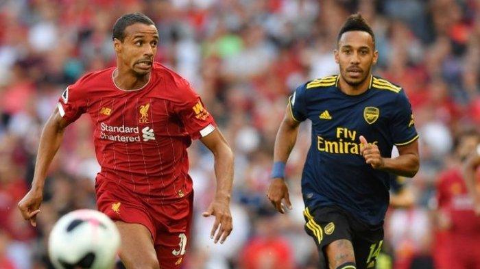 Bek Liverpool, Joel Matip (kiri), berupaya mengejar bola bersama striker Arsenal, Pierre-Emerick Aubameyang, pada laga Liverpool vs Arsenal di Stadion Anfield, Sabtu (24/8/2019).
