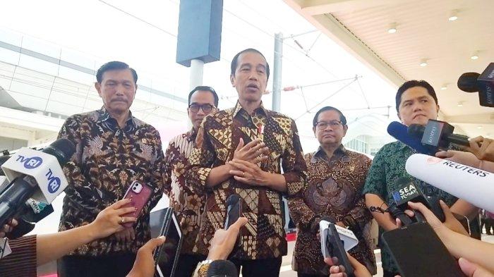 Presiden Joko Widodo saat memberikan keterangan di Stasiun Padalarang, Senin (2/10/2023).